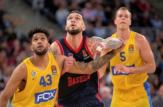 Jonah Bolden (vlevo) z Maccabi a Vincent Poirier z  Baskonie bojují na doskoku....