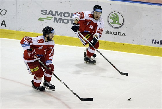 Olomoučtí hokejisté Jakub Matai (vpravo) s Jakubem Hermanem.
