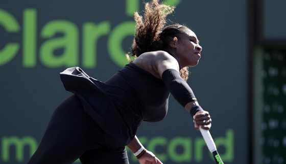 Americká tenistka Serena Williamsová servíruje v duelu 1. kola na turnaji v...