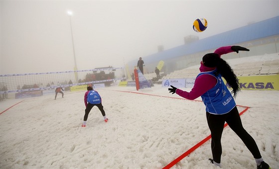 Snow volejbalistky Michaela Knoblochová a Anna Dostálová v akci