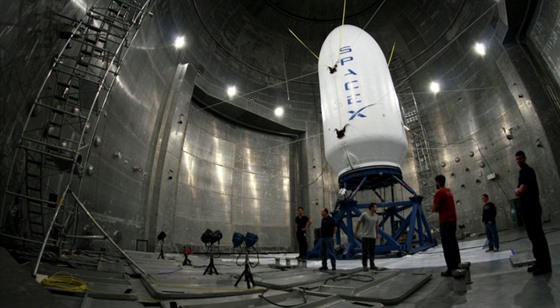 Testování aerodynamického krytu rakety Falcon 9 ve vakuové komoře.