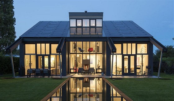 Symetricky dům předěluje vodní plocha bazénku, na který navazuje terasa, která...