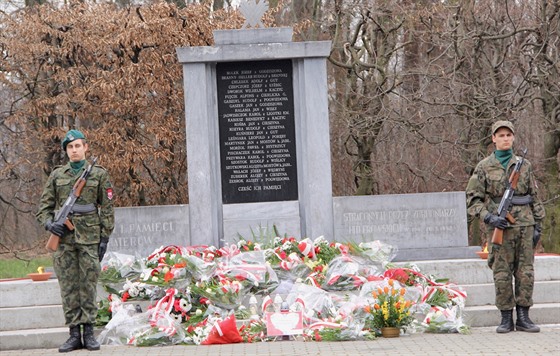 Lidé se každoročně setkávají v polském Těšíně v místě popravy, aby si...