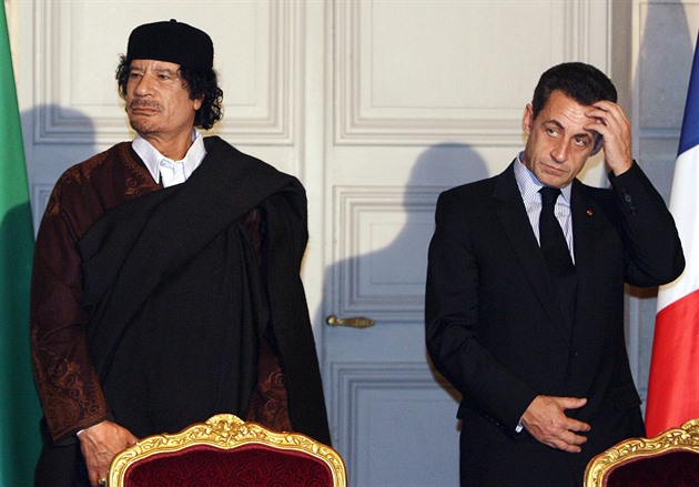 Kaddáfího dědictví. Sarkozyho po letech ženou k soudu kvůli milionům na kampaň