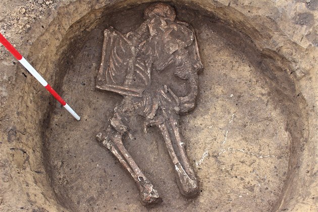 Archeologové nalezli v prmyslové zón ve Vykov unikátní hrob s kostrou eny...
