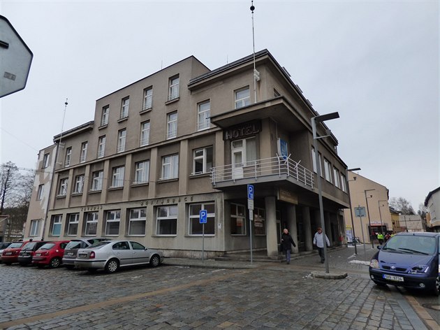 Mstský úad v Hronov vyuívá budovu Radnice.