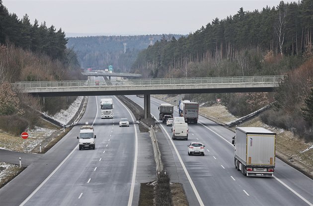 Dálnici D5 od Plzn do Rozvadova eká na jae nkolik oprav. (19. 3. 2018)