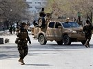 Afghánské bezpenostní sloky na míst teroristického útoku v Kábulu (21....