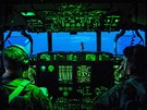 Posádka amerického letounu C-130 Hercules se chystá pistát v Kábulu (22....