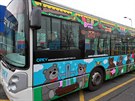Karlovarský Velikononí autobus s 5,5 metr dlouhou pomlázkou uvnit.