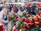 Lidé truchlí za obti poáru v obchodním dom v ruském mst Kemerovo....