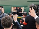 Severokorejský vdce Kim ong-un mává reportérm z vlaku pi své návtv íny...