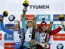 Bloruska Darja Domraevová (uprosted) slaví vítzství v závreném sprintu...