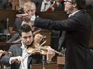 Dirigent Jakub Hra provedl s eskou filharmonií dv symfonie Bohuslava...