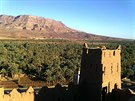 Rozpadající se hlinná pevnost v marocké Zagoe, palmy a za nimi u jen...