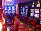 Jedna z nejvýdělečnějších částí lodi: kasino ve 4. patře. Je v něm 450 automatů...
