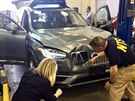 Vyetovatelé zkoumají samoízené auto Uberu po nehod, pi ní zemela ena...