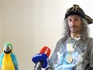 Pirát Jan Hrubý aluje psychiatrickou léebnu v Bohnicích, kde byl proti své...