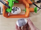 Velikononí kraslici zdobí robot, který sestrojil student Karel tvrteka.