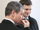 David Rath hovoí se svým advokátem Romanem Jelínkem (vpravo) ped jednáním...