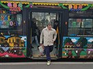 Karlovarské ulice brázdí Velikononí autobus