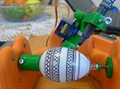 Robot studenta elektrotechniky maluje velikononí kraslice