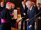 Prezident Milo Zeman udlil ád Tomáe Garrigua Masaryka apotolskému nunciovi...
