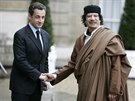 Nkdejí vládci Francie a Libye, Nicolas Sarkozy a Muammar Kaddáfí, v...