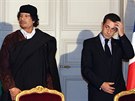 Muammar Kaddáfí a Nicolas Sarkozy na snímku z Elysejského paláce (10. prosince...