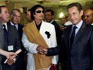 Bývalý libyjský vládce Muammar Kaddáfí vítá tehdejího francouzského prezidenta...