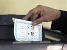 Egypanka v Káhie volí bhem prvního dne prezidentských voleb. Na výbr má jen...