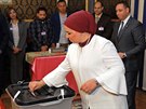 V Egypt volí prezidenta. Na snímku je první dáma Entissar Amer. (26. bezna...