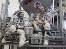 Do kabiny lod Sojuz MS-08 usedne Andrew Feustel spolen se svým kolegou z...