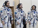 Do kabiny lod Sojuz MS-08 usedne (zprava) Andrew Feustel spolen se svým...
