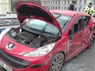 Kamion v praské Klimentské ulici natlail auto na svodidla (24. bezna 2018).