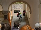 Závodníci na horských kolech zdolali uliky Severoeského muzea v Liberci (24....