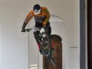 Závodníci na horských kolech zdolali uliky Severoeského muzea v Liberci (24....