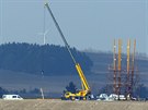Vztyování konstrukce rozhledny u vesnice Repechy na Prostjovsku (24. bezna...