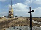 Vztyování konstrukce rozhledny u vesnice Repechy na Prostjovsku (24. bezna...