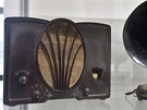Vlevo radiopřijímač Philetta 964 AS z roku 1933, vpravo trychtýřový reproduktor...