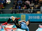 Uruguayský útoník Edinson Cavani  v pípravném utkání proti esku stílí pes...