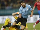 Uruguayský útoník Luis Suárez padá po faulu eského brankáe Jiího Pavlenky...