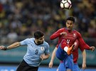 Uruguay útoník Luis Suárez hlavikuje na bránu mezi eskými stopery Theo Gebre...