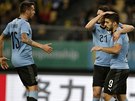 Uruguaytí fotbalisté Matías Vicino (vlevo) a Edinson Cavani a stelec Luis...