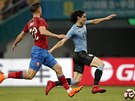 Uruguayský útoník Edinson Cavani uniká eskému obránci Filipu Novákovi v...