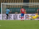 Uruguayský útoník Luis Suárez stílí gól z penalty v utkání China Cupu, eský...