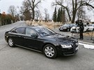 Premiér v demisi Andrej Babi pijídí do Lán na veei s prezidentem Miloem...
