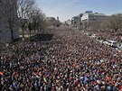 Desetitisíce student demonstrovaly ve Washingtonu za zpísnní kontroly...