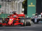 Sebastian Vettel ped Lewisem Hamiltonem ve Velké cen Austrálie formule 1.