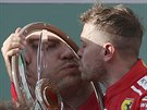 Sebastian Vettel s trofejí pro vítze Velké ceny Austrálie formule 1.